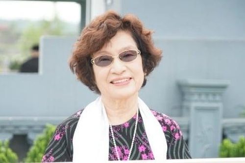 Lái xe gần 50km để tự làm mộ cho mình, dặn con cháu bà chết chỉ được cười, cấm khóc