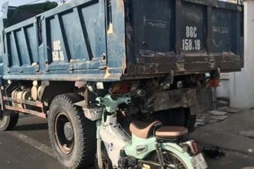 Hai nữ sinh trọng thương khi điều khiển xe máy tông vào xe tải