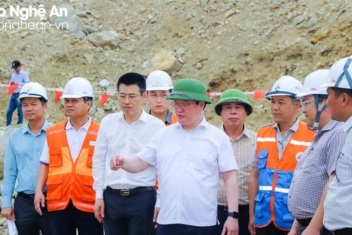 Chủ tịch UBND tỉnh Nghệ An Nguyễn Đức Trung kiểm tra công tác triển khai công trình đường dây 500kV mạch 3