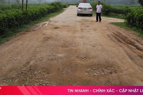 Đường trục xã xuống cấp, người dân vất vả lưu thông
