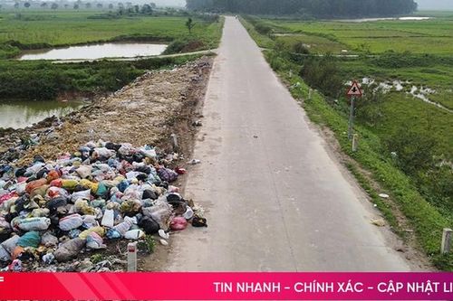 Sớm xử lý dứt điểm rác 'vây' đường vượt lũ ở Đức Thọ