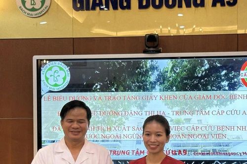 Khen thưởng nữ điều dưỡng cứu bệnh nhân trong quán ăn ở Đà Nẵng