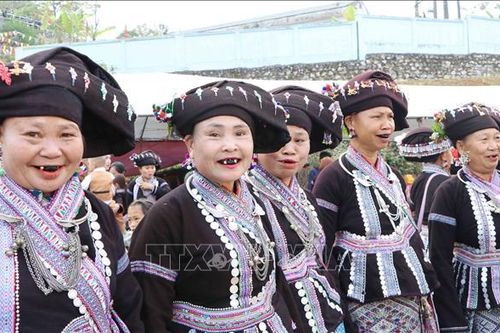Đặc sắc trang phục và tục nhuộm răng đen của người Lào ở Lai Châu