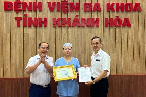 Tuyên dương nữ hộ lý nhặt hơn 5,3 triệu đồng trả lại người mất