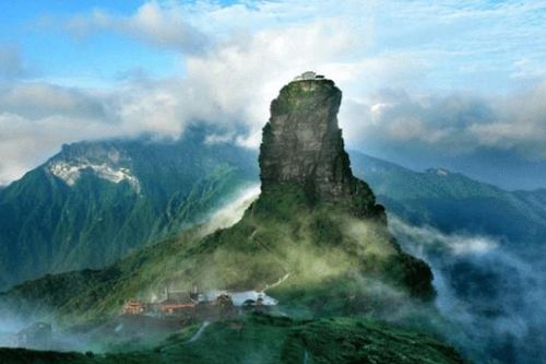 Ngôi chùa nguy hiểm nhất, tọa lạc trên đỉnh núi cao 2500 mét nhưng lại thu hút rất nhiều du khách tới tham quan