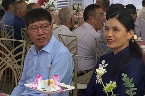 Bố mẹ Đoàn Văn Hậu đến dự đám cưới Quang Hải từ sớm, lộ rõ vẻ hạnh phúc khi 'lên chức'