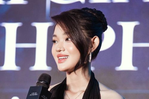 Bé Quyên đến sự kiện trễ, vướng nghi vấn đã có tin vui thông qua một chi tiết nhỏ