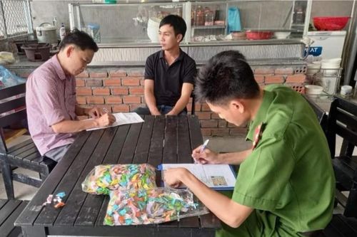 Nhiều học sinh ăn kẹo có biểu hiện ngộ độc thực phẩm