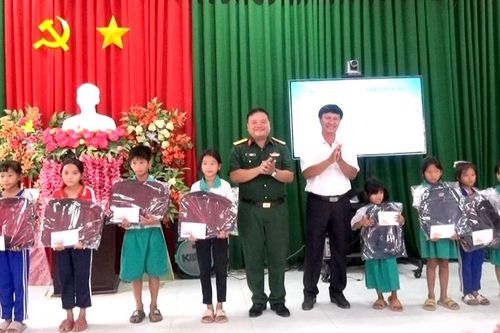 Bộ Chỉ huy Quân sự tỉnh An Giang tổ chức Chương trình 'Tháng ba biên giới' Ở xã Nhơn Hội