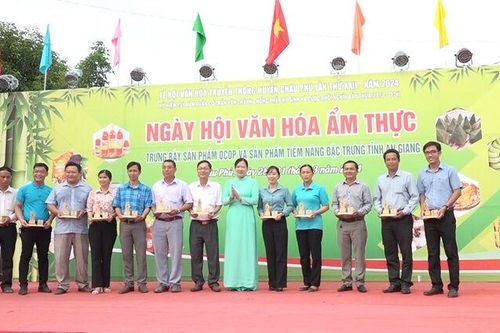 Khai mạc Ngày hội văn hóa ẩm thực, trưng bày sản phẩm OCOP tại huyện Châu Phú
