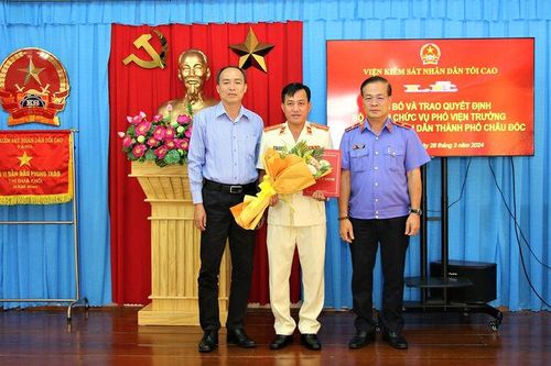 Trao quyết định Phó Viện trưởng Viện Kiểm sát Nhân dân TP. Châu Đốc