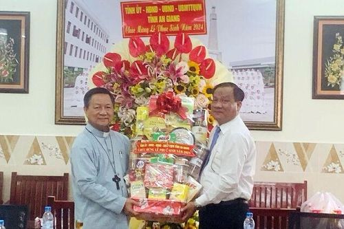UBMTTQVN tỉnh An Giang thăm, chúc mừng lễ Phục sinh 2024