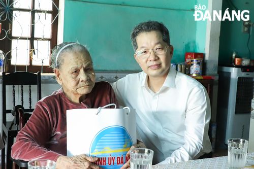 Bí thư Thành ủy Nguyễn Văn Quảng thăm các gia đình chính sách