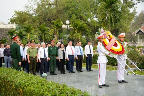 Đồng chí Trương Thị Mai và đoàn công tác tri ân các anh hùng liệt sĩ tại Điện Biên