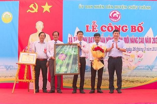 Tân Bình đón nhận xã đạt chuẩn nông thôn mới nâng cao