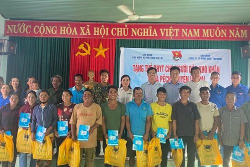 Tặng 100 thẻ bảo hiểm y tế cho người nghèo xã Ia Pếch