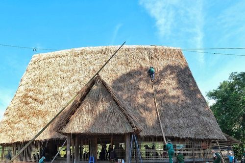 Dân làng Kon Mah sửa chữa nhà rông truyền thống