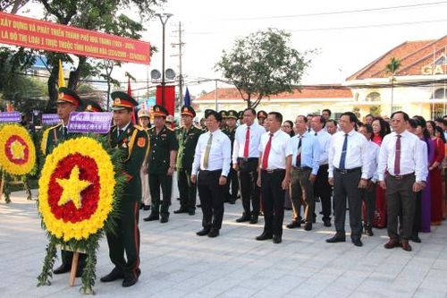 Lãnh đạo TP. Nha Trang dâng hương tại Tượng đài 23-10