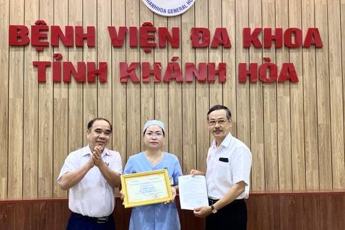 Hộ lý Bệnh viện Đa khoa tỉnh Khánh Hòa trả tiền nhặt được cho người bị mất