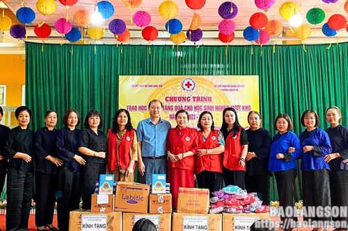 Tặng quà cho học sinh tại Trường Tiểu học xã Thành Hòa, huyện Văn Lãng
