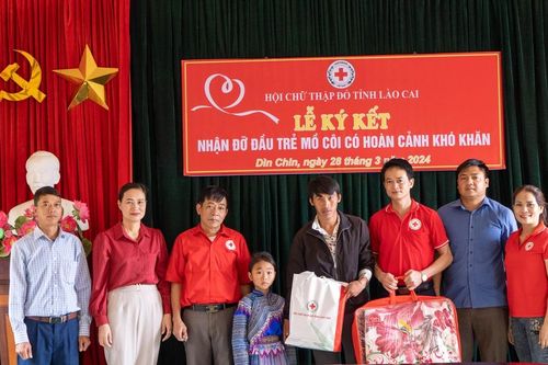 Đỡ đầu trẻ mồ côi có hoàn cảnh khó khăn tại xã Dìn Chin