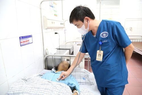 Tự mua thuốc nam về trị bệnh, người phụ nữ nhập viện vì suy gan