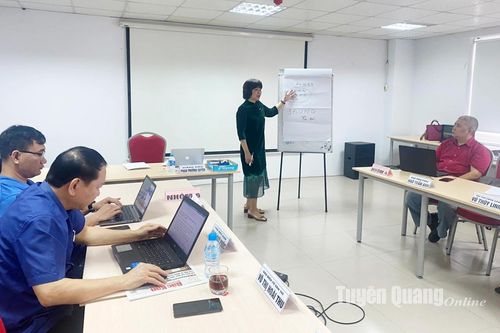 Bồi dưỡng thông tin, tuyên truyền về đại hội đảng bộ các cấp, hướng tới Đại hội XIV của Đảng