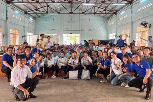 Đoàn Thanh niên EVNGENCO2 trao quà các em học sinh Trường Dạy trẻ khuyết tật Cần Thơ