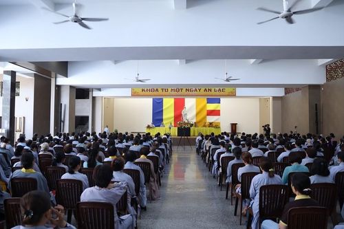 400 Phật tử tham dự khóa tu 'Một ngày an lạc' tại chùa Phổ Quang