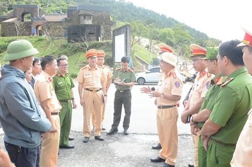 Sớm lập lại trật tự, an toàn giao thông trên đỉnh Hải Vân Quan