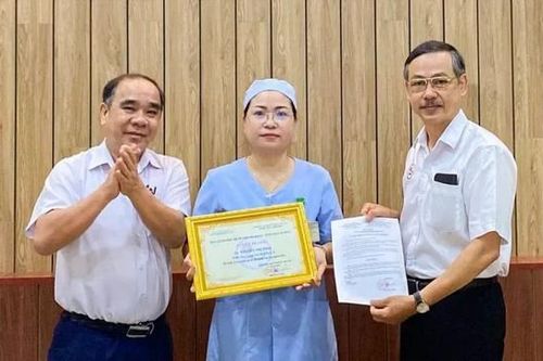 Tuyên dương hành động đẹp của nữ hộ lý và một nam sinh