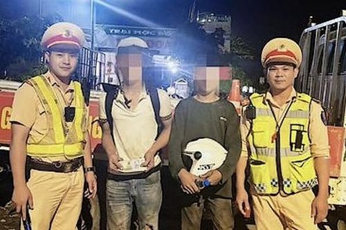 Vừa phạt lỗi vi phạm, vừa hỗ trợ 2 thiếu niên nghèo về quê