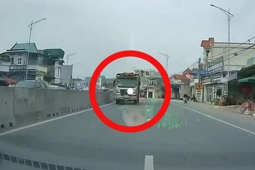 Xe tải đi ngược chiều, sát dải phân cách cứng