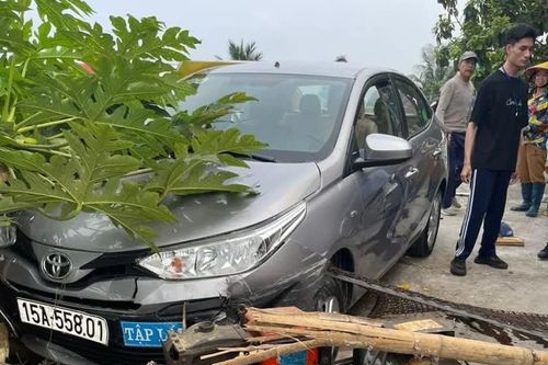 Hải Phòng: Xe tập lái bất ngờ tông trúng người dân đang ngồi bên lề đường