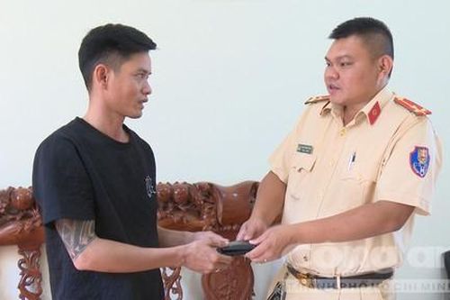 Lâm Đồng: Nhặt được ví tiền rơi trên đường, CSGT tìm người trả lại
