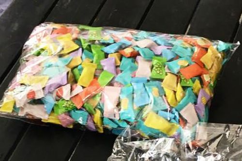 Hàng chục học sinh có dấu hiệu ngộ độc nghi vấn do ăn kẹo không rõ nguồn gốc