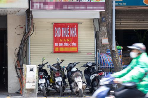 Hàng chục cửa hàng trên đất vàng phố Huế, Hà Nội đóng cửa, treo biển cho thuê