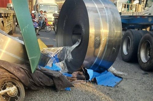 Cuộn thép rơi liên tiếp đe dọa mạng người, cơ quan chức năng quá xem thường?