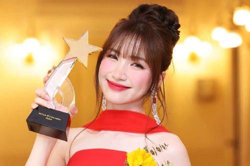 Hòa Minzy xin lỗi và cảm ơn con trai khi nhận giải Cống hiến