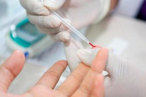 Hai con sinh đôi không giống nhau, bố lập tức đi xét nghiệm ADN