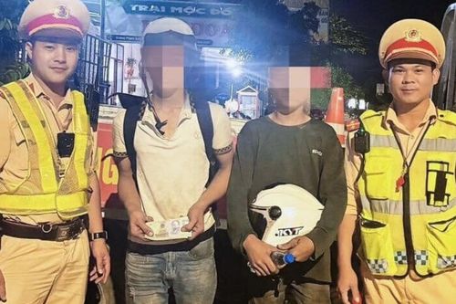Hai anh em nghèo vi phạm giao thông được CSGT Quảng Ngãi hỗ trợ đón xe về quê