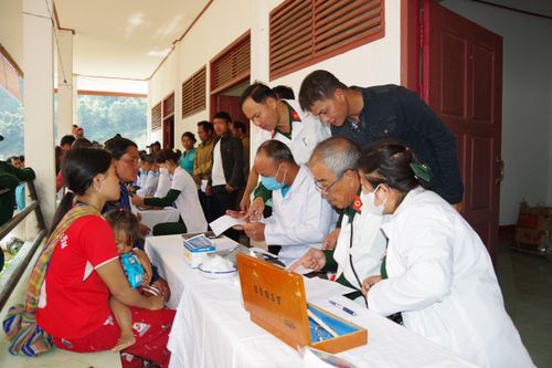 Khám bệnh, tặng quà cho nhân dân Lào nhân dịp Tết Bunpimay