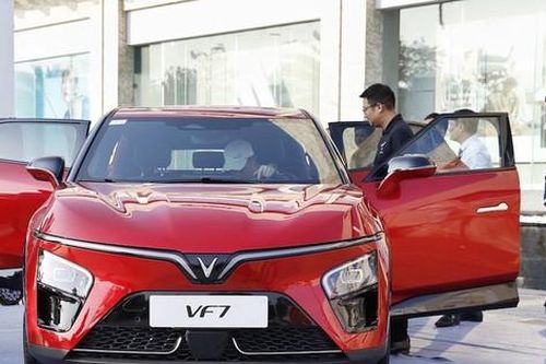 VinFast mở bán VF e34 tại Indonesia, chuẩn bị giao VF 7 tại Việt Nam