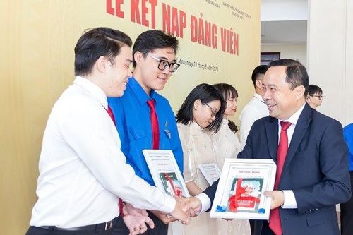 9 sinh viên ưu tú Đại học Quốc gia TP Hồ Chí Minh được kết nạp đảng