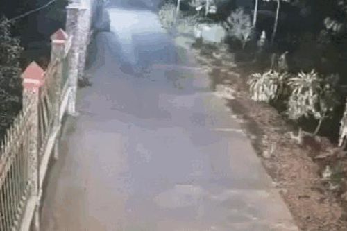 Khoảnh khắc 2 thanh niên bị ô tô húc văng, tử vong