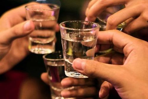 Uống rượu ngâm củ ấu tẩu, 4 người nhập viện cấp cứu