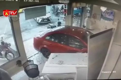 Lái xe có nồng độ cồn' gấp 4 lần lao xe vào phòng khám bệnh ở Thái Lan