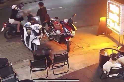 Mâu thuẫn qua mạng xã hội, dùng nước ớt tạt vào mặt đối thủ để hả giận