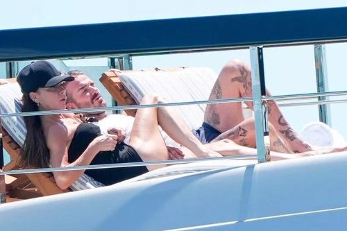 Vợ chồng Beckham nghỉ dưỡng trên siêu du thuyền 20 triệu USD