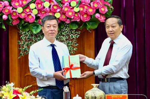 NXB Chính trị quốc gia Sự thật và Tỉnh ủy Vĩnh Long ký kết hợp tác